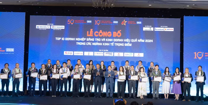 Ảnh 3_Ông NHH nhận hoa và GCN.jpg