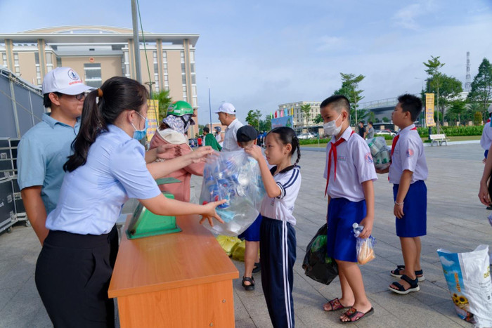 “Đổi chất thải nhận quà thú vị” là một trong những Hoạt động Hè có ý nghĩa để nâng cao kiến thức bảo vệ môi trường cho trẻ em. “Đổi chất thải nhận quà thú vị” là một trong những Hoạt động Hè có ý nghĩa để nâng cao kiến thức bảo vệ môi trường cho trẻ em.