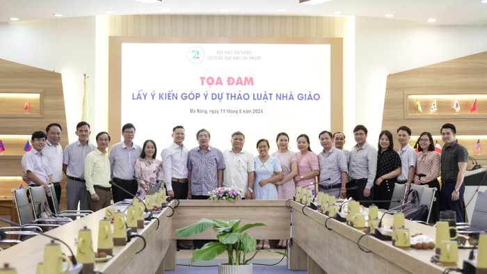 Các đại biểu tham dự tọa đàm chụp ảnh lưu niệm. gop-y-du-thao-luat-nha-giao_01_2.jpg