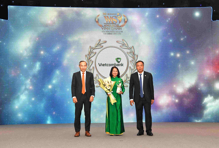 Bà Lê Thị Thuý Nga - Phó Trưởng phòng Phụ trách Phòng Chính sách Khách hàng Bán lẻ đại diện Vietcombank nhận giải “Dịch Vụ Khách hàng ưu tiên tiêu biểu”. Bà Lê Thị Thuý Nga - Phó Trưởng phòng Phụ trách Phòng Chính sách Khách hàng Bán lẻ đại diện Vietcombank nhận giải “Dịch Vụ Khách hàng ưu tiên tiêu biểu”.