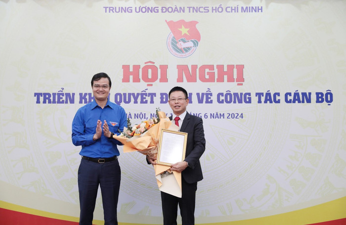 Anh Bùi Quang Huy - Ủy viên dự khuyết Ban Chấp hành Trung ương Đảng, Bí thư thứ nhất Trung ương Đoàn trao Quyết định bổ nhiệm Nhà báo Phùng Công Sưởng làm Tổng Biên tập Báo Tiền Phong. Ảnh: Hồng Vĩnh. a1.jpg