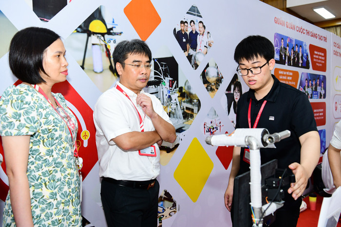 Giảng viên và sinh viên Đại học Bách khoa Hà Nội tại cuộc thi Sáng tạo trẻ năm 2023 (Ảnh minh họa: nguồn Đại học Bách khoa Hà Nội) 8.jpg
