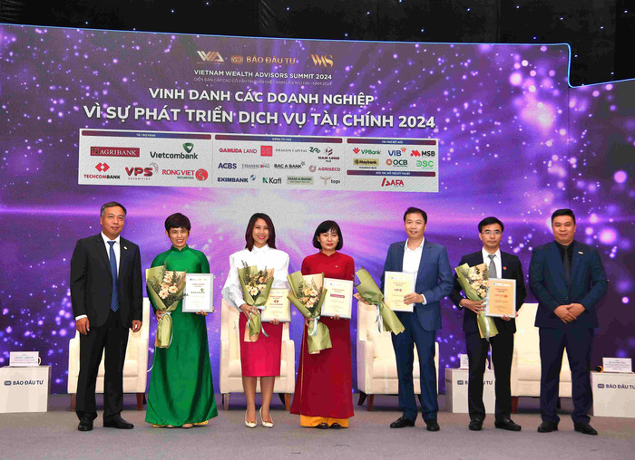 Bà Đậu Thị Kim Nhung - Trưởng phòng Marketing Bán lẻ (thứ 2 từ trái sang) đại diện Vietcombank nhận giải “Doanh nghiệp Vì sự phát triển dịch vụ tài chính”. Bà Đậu Thị Kim Nhung - Trưởng phòng Marketing Bán lẻ (thứ 2 từ trái sang) đại diện Vietcombank nhận giải “Doanh nghiệp Vì sự phát triển dịch vụ tài chính”.