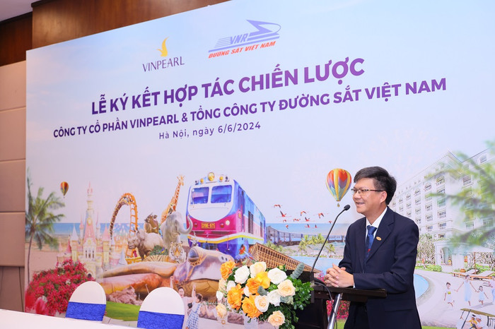 Ông Hoàng Năng Khang – Phó Tổng Giám đốc Tổng Công ty Đường Sắt Việt Nam phát biểu tại lễ ký kết. 240606_VP_TCBC Ky ket hop tac DSVN_5.JPG