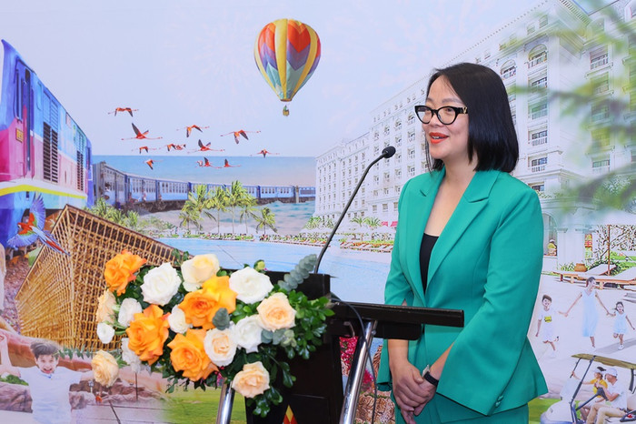 Bà Ngô Thị Hương – Phó Tổng Giám đốc Kinh doanh & Marketing, Công ty CP Vinpearl phát biểu tại lễ ký kết. 240606_VP_TCBC Ky ket hop tac DSVN_A3.JPG
