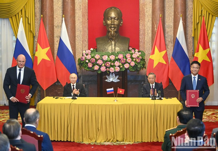 Chủ tịch nước Tô Lâm và Tổng thống Liên bang Nga Vladimir Putin chứng kiến Lễ trao các văn kiện hợp tác Việt Nam-Liên bang Nga. Chủ tịch nước Tô Lâm và Tổng thống Liên bang Nga Vladimir Putin chứng kiến Lễ trao các văn kiện hợp tác Việt Nam-Liên bang Nga.