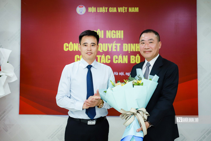 Ông Trần Đức Long - Ủy viên Đảng đoàn, Bí thư Đảng ủy, Phó Chủ tịch Hội Luật gia Việt Nam thay mặt Ban chấp hành Đảng ủy Hội Luật gia Việt Nam tặng hoa chúc mừng tân Tổng biên tập Phạm Quốc Huy (Ảnh: Hữu Thắng). Ông Trần Đức Long - Ủy viên Đảng đoàn, Bí thư Đảng ủy, Phó Chủ tịch Hội Luật gia Việt Nam thay mặt Ban chấp hành Đảng ủy Hội Luật gia Việt Nam tặng hoa chúc mừng tân Tổng biên tập Phạm Quốc Huy (Ảnh: Hữu Thắng).