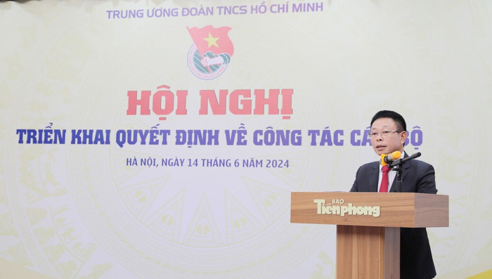 Tổng Biên tập Báo Tiền Phong Phùng Công Sưởng phát biểu nhận nhiệm vụ. Ảnh: Hồng Vĩnh. a2.jpg