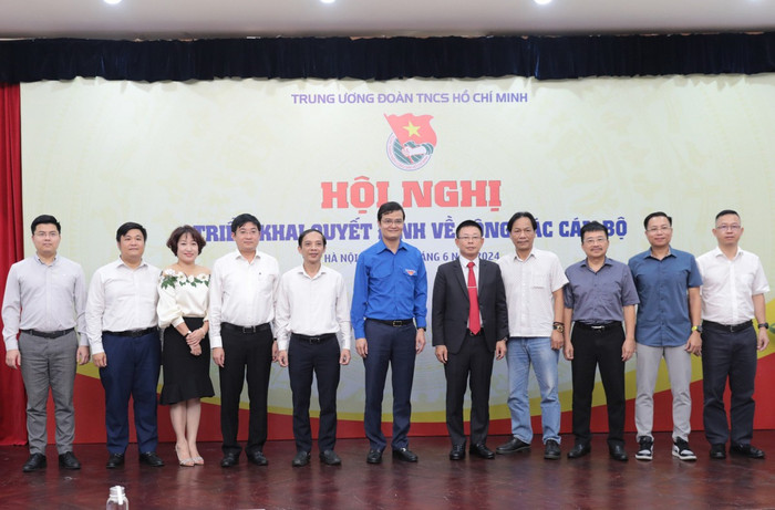 Bí thư thứ nhất Trung ương Đoàn Bùi Quang Huy, đại diện Đảng ủy, Công đoàn, lãnh đạo một số ban của Trung ương Đoàn chụp ảnh lưu niệm cùng Ban Biên tập, cán bộ báo Tiền Phong. Ảnh: Hồng Vĩnh. Bí thư thứ nhất Trung ương Đoàn Bùi Quang Huy, đại diện Đảng ủy, Công đoàn, lãnh đạo một số ban của Trung ương Đoàn chụp ảnh lưu niệm cùng Ban Biên tập, cán bộ báo Tiền Phong. Ảnh: Hồng Vĩnh.