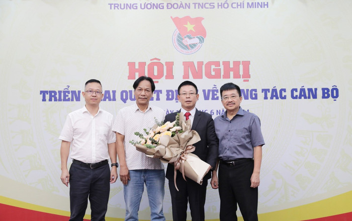 Ban Biên tập Báo Tiền Phong và Công đoàn Báo Tiền Phong chúc mừng Tân Tổng Biên tập Báo Tiền Phong Phùng Công Sưởng. Ảnh: Hồng Vĩnh. Ban Biên tập Báo Tiền Phong và Công đoàn Báo Tiền Phong chúc mừng Tân Tổng Biên tập Báo Tiền Phong Phùng Công Sưởng. Ảnh: Hồng Vĩnh.