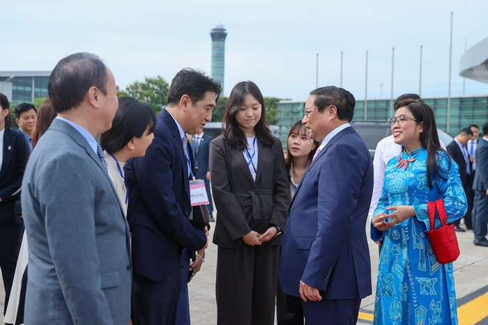 Phó Đại sứ Hàn Quốc tại Việt Nam Lee Kyoung Dock tiễn Thủ tướng Phạm Minh Chính và Phu nhân tại sân bay Nội Bài. Ảnh: VGP/Nhật Bắc 2.jpg