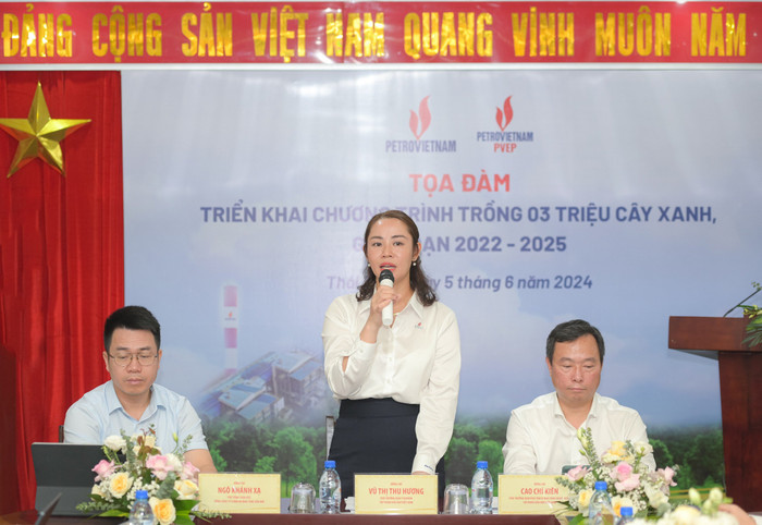 Bà Vũ Thị Thu Hương – Phó Trưởng Ban Truyền thông và Văn hóa Doanh nghiệp Tập đoàn phát biểu tại tọa đàm. Ảnh 2-2.jpg
