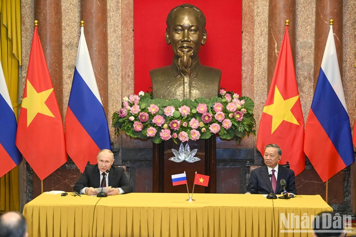 Tiếp sau đó, Chủ tịch nước Tô Lâm và Tổng thống Liên bang Nga Vladimir Putin đã tiến hành họp báo chung với các cơ quan thông tấn, báo chí. Tiếp sau đó, Chủ tịch nước Tô Lâm và Tổng thống Liên bang Nga Vladimir Putin đã tiến hành họp báo chung với các cơ quan thông tấn, báo chí.