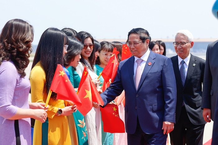 Đông đảo người dân và cán bộ Đại sứ quán Việt Nam tại Trung Quốc nhiệt liệt chào đón Thủ tướng. Ảnh: VGP/Nhật Bắc Đông đảo người dân và cán bộ Đại sứ quán Việt Nam tại Trung Quốc nhiệt liệt chào đón Thủ tướng. Ảnh: VGP/Nhật Bắc