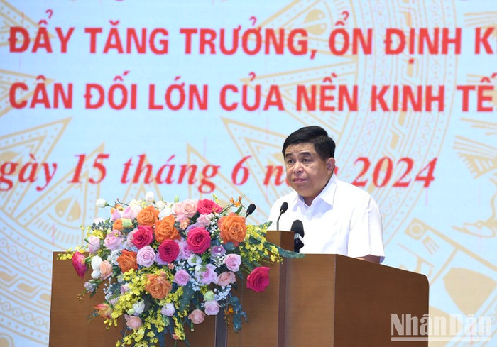 Bộ trưởng Kế hoạch và Đầu tư Nguyễn Chí Dũng báo cáo tại Hội nghị (Ảnh: Trần Hải). Bộ trưởng Kế hoạch và Đầu tư Nguyễn Chí Dũng báo cáo tại Hội nghị (Ảnh: Trần Hải).