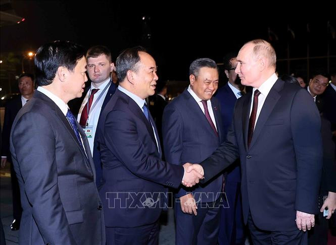 Phó Thủ tướng Trần Hồng Hà và Chủ nhiệm Văn phòng Chủ tịch nước Lê Khánh Hải tiễn Tổng thống Liên bang Nga Vladimir Putin tại sân bay quốc tế Nội Bài, Hà Nội. Ảnh: TTXVN Phó Thủ tướng Trần Hồng Hà và Chủ nhiệm Văn phòng Chủ tịch nước Lê Khánh Hải tiễn Tổng thống Liên bang Nga Vladimir Putin tại sân bay quốc tế Nội Bài, Hà Nội. Ảnh: TTXVN