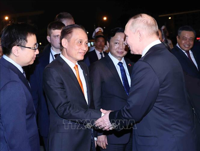 Bí thư Trung ương Đảng, Trưởng Ban Đối ngoại Trung ương Lê Hoài Trung và Phó Thủ tướng Trần Hồng Hà tiễn Tổng thống Liên bang Nga Vladimir Putin tại sân bay quốc tế Nội Bài, Hà Nội. Ảnh: TTXVN Bí thư Trung ương Đảng, Trưởng Ban Đối ngoại Trung ương Lê Hoài Trung và Phó Thủ tướng Trần Hồng Hà tiễn Tổng thống Liên bang Nga Vladimir Putin tại sân bay quốc tế Nội Bài, Hà Nội. Ảnh: TTXVN