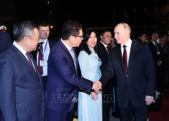 Đại biểu Việt Nam tiễn Tổng thống Liên bang Nga Vladimir Putin tại sân bay quốc tế Nội Bài, Hà Nội. Ảnh: TTXVN Đại biểu Việt Nam tiễn Tổng thống Liên bang Nga Vladimir Putin tại sân bay quốc tế Nội Bài, Hà Nội. Ảnh: TTXVN