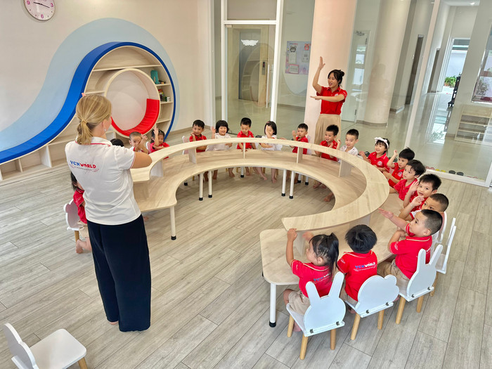 Chương trình học tiêu chuẩn phù hợp cho trẻ từ 06 tháng tuổi. hình 2 - lớp học.jpg