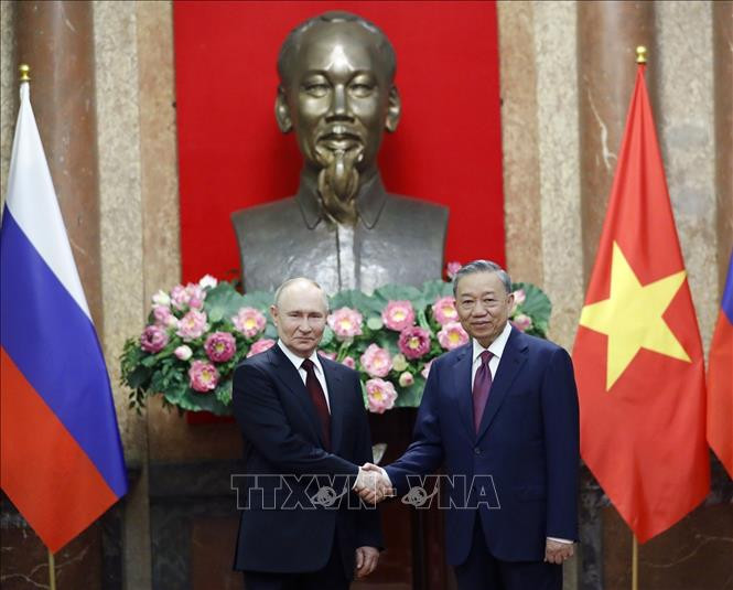 Chủ tịch nước Tô Lâm và Tổng thống Liên bang Nga Vladimir Putin chụp ảnh chung. Ảnh: Nhan Sáng/TTXVN Chủ tịch nước Tô Lâm và Tổng thống Liên bang Nga Vladimir Putin chụp ảnh chung. Ảnh: Nhan Sáng/TTXVN