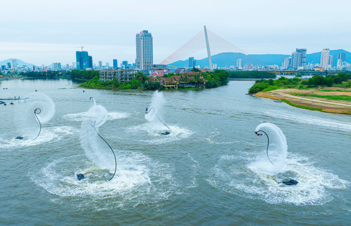 “Awaken River” quy tụ dàn vận động viên vô địch thế giới trong lĩnh vực trình diễn Jetski & Flyboards. Ảnh: Team NDP. “Awaken River” quy tụ dàn vận động viên vô địch thế giới trong lĩnh vực trình diễn Jetski & Flyboards. Ảnh: Team NDP.