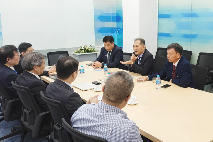 Tiến sĩ Robert Li – Phó Chủ tịch Synopsys khu vực Đài Loan và Đông Á (ở giữa) trong buổi làm việc với Trường Đại học CMC. cmc2.jpg