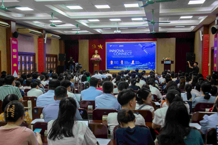 Toạ đàm "Tác động của các chất ô nhiễm hữu cơ đến môi trường và sức khỏe con người: Thách thức và giải pháp" trong khuôn khổ sự kiện InnovaConnect thu hút hơn 100 người tham dự. 240619_VFT_InnovaConnect_Anh 1.jpg