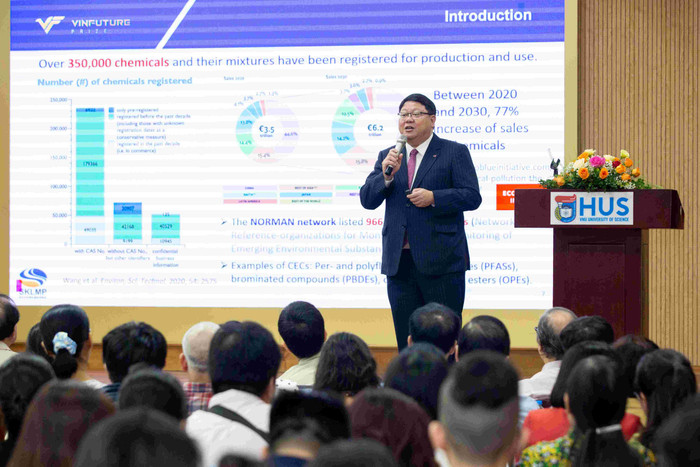 Giáo sư Kenneth Leung - Giáo sư ngành Độc chất học và Hóa học Môi trường, Hiệu trưởng Trường Năng lượng và Môi trường và Giám đốc Phòng thí nghiệm Trọng điểm Quốc gia về Ô nhiễm biển tại Đại học Thành phố Hồng Kông (Trung Quốc) tóm tắt thành tựu nghiên cứu về các chất ô nhiễm mới nổi. 240619_VFT_InnovaConnect_Anh 2.jpg
