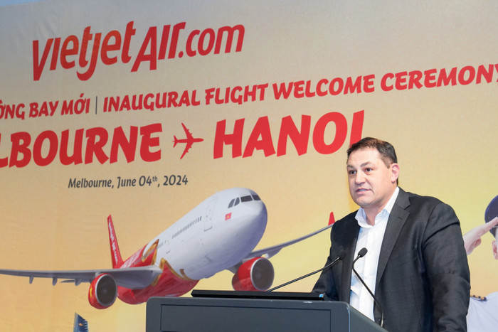 Ông Jim Parashos - Giám đốc Hàng không Sân bay Melbourne phát biểu chào đón đường bay mới của Vietjet đến Melbourne. A5.jpg