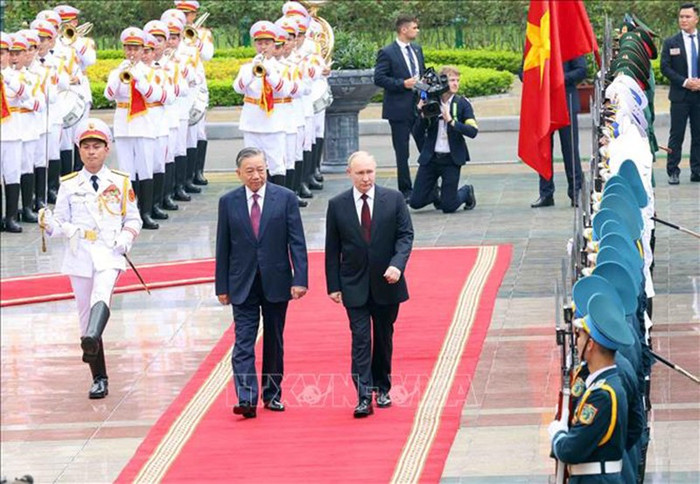 Chủ tịch nước Tô Lâm và Tổng thống Liên bang Nga Vladimir Putin duyệt Đội danh dự Quân đội nhân dân Việt Nam. (Ảnh: Phạm Kiên/TTXVN) Chủ tịch nước Tô Lâm và Tổng thống Liên bang Nga Vladimir Putin duyệt Đội danh dự Quân đội nhân dân Việt Nam. (Ảnh: Phạm Kiên/TTXVN)