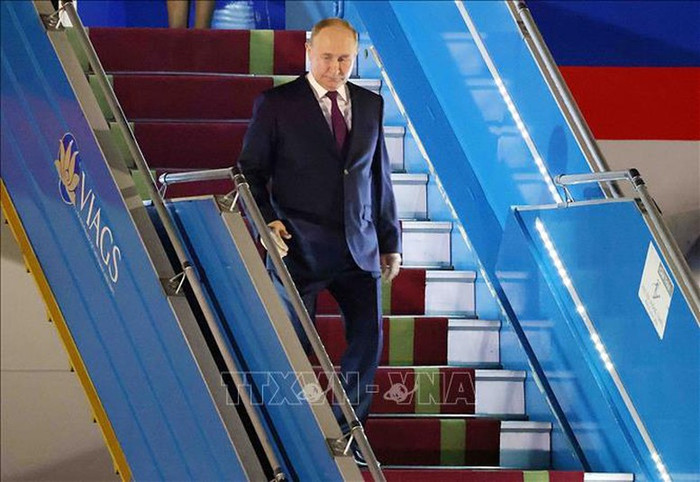 Tổng thống Liên bang Nga Vladimir Putin đến Sân bay quốc tế Nội Bài (Hà Nội). Tổng thống Liên bang Nga Vladimir Putin đến Sân bay quốc tế Nội Bài (Hà Nội).