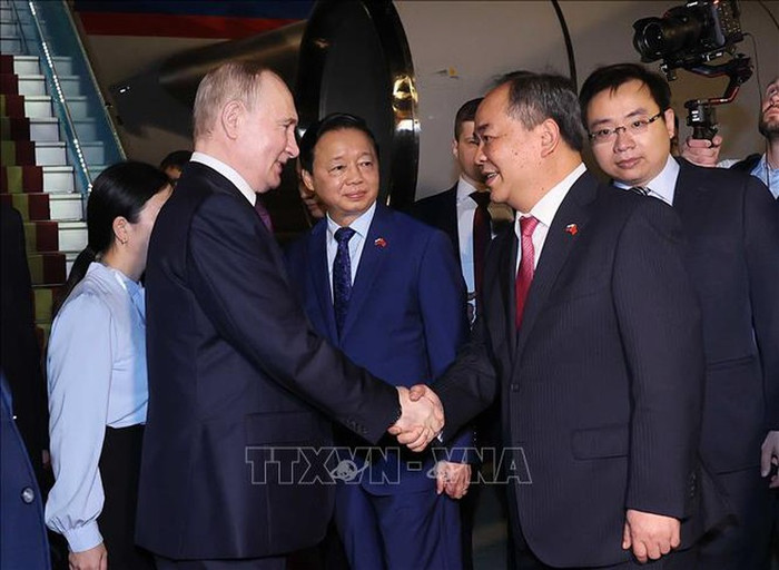 Cùng đón Tổng thống Liên bang Nga Vladimir Putin tại Sân bay quốc tế Nội Bài (Hà Nội) có Chủ nhiệm Văn phòng Chủ tịch nước Lê Khánh Hải. Ảnh: An Đăng/TTXVN Cùng đón Tổng thống Liên bang Nga Vladimir Putin tại Sân bay quốc tế Nội Bài (Hà Nội) có Chủ nhiệm Văn phòng Chủ tịch nước Lê Khánh Hải. Ảnh: An Đăng/TTXVN