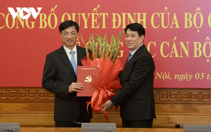 Ủy viên Bộ Chính trị, Thường trực Ban Bí thư Lương Cường trao Quyết định và tặng hoa chúc mừng Thượng tướng Nguyễn Duy Ngọc. Ảnh: Vov.vn 2.jpeg.jpg