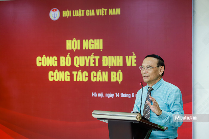 Tiến sĩ Nguyễn Văn Quyền - Chủ tịch Hội Luật gia Việt Nam phát biểu, giao nhiệm vụ cho tân Tổng biên tập Tạp chí Đời sống và Pháp luật. (Ảnh: Hữu Thắng). Tiến sĩ Nguyễn Văn Quyền - Chủ tịch Hội Luật gia Việt Nam phát biểu, giao nhiệm vụ cho tân Tổng biên tập Tạp chí Đời sống và Pháp luật. (Ảnh: Hữu Thắng).