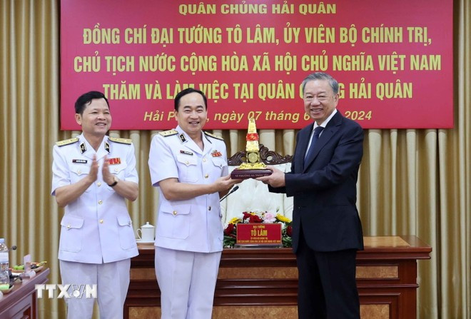 Lãnh đạo Bộ Tư lệnh Quân chủng Hải quân tặng Chủ tịch nước Tô Lâm biểu tượng cột mốc chủ quyền quần đảo Trường Sa. (Ảnh: Nhan Sáng/TTXVN) Lãnh đạo Bộ Tư lệnh Quân chủng Hải quân tặng Chủ tịch nước Tô Lâm biểu tượng cột mốc chủ quyền quần đảo Trường Sa. (Ảnh: Nhan Sáng/TTXVN)