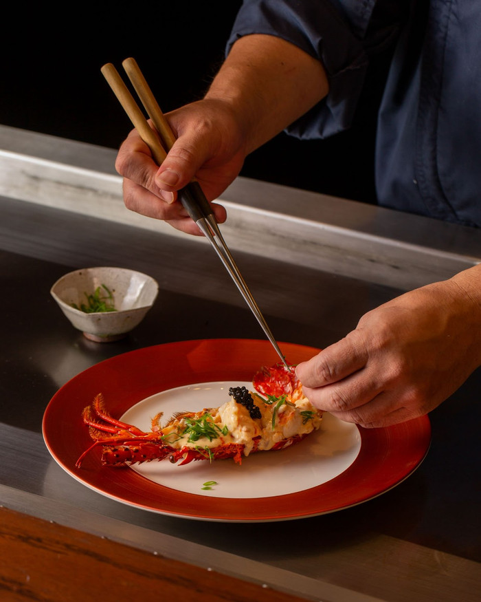 Nhà hàng Hibana by Koki bên trong Khách sạn Capella Hanoi năm thứ 2 liên tiếp được vinh danh 1 sao Michelin. Nhà hàng Hibana by Koki bên trong Khách sạn Capella Hanoi năm thứ 2 liên tiếp được vinh danh 1 sao Michelin.