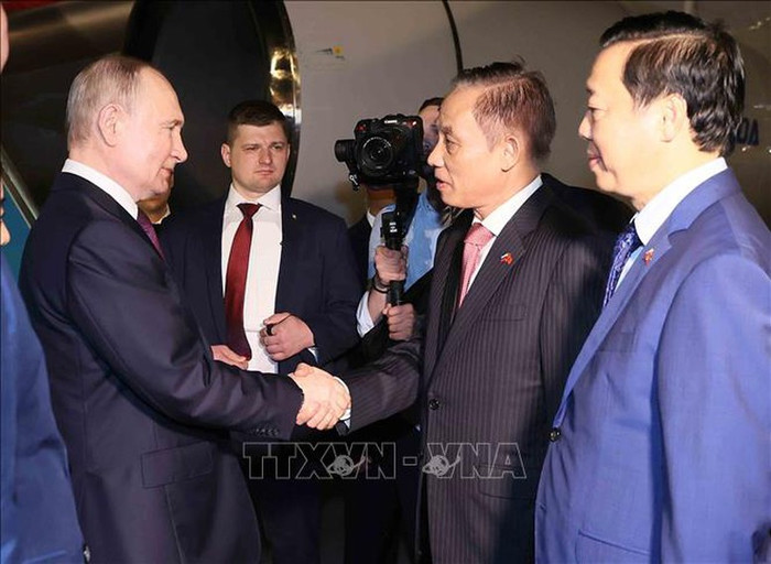 Trưởng Ban Đối ngoại Trung ương Lê Hoài Trung và Phó Thủ tướng Trần Hồng Hà đón Tổng thống Liên bang Nga Vladimir Putin tại Sân bay quốc tế Nội Bài (Hà Nội). Trưởng Ban Đối ngoại Trung ương Lê Hoài Trung và Phó Thủ tướng Trần Hồng Hà đón Tổng thống Liên bang Nga Vladimir Putin tại Sân bay quốc tế Nội Bài (Hà Nội).