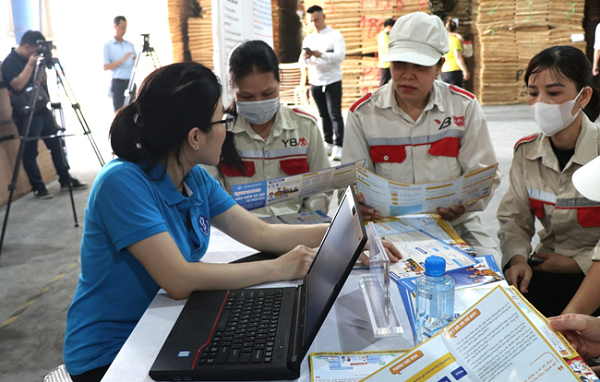 Tuyên truyền chính sách Bảo hiểm xã hội, bảo hiểm y tế cho người lao động tại Chương trình Tháng công nhân, tháng An toàn vệ sinh lao động. Tuyên truyền chính sách Bảo hiểm xã hội, bảo hiểm y tế cho người lao động tại Chương trình Tháng công nhân, tháng An toàn vệ sinh lao động.