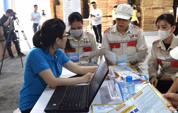 Tuyên truyền chính sách Bảo hiểm xã hội, bảo hiểm y tế cho người lao động tại Chương trình Tháng công nhân, tháng An toàn vệ sinh lao động.