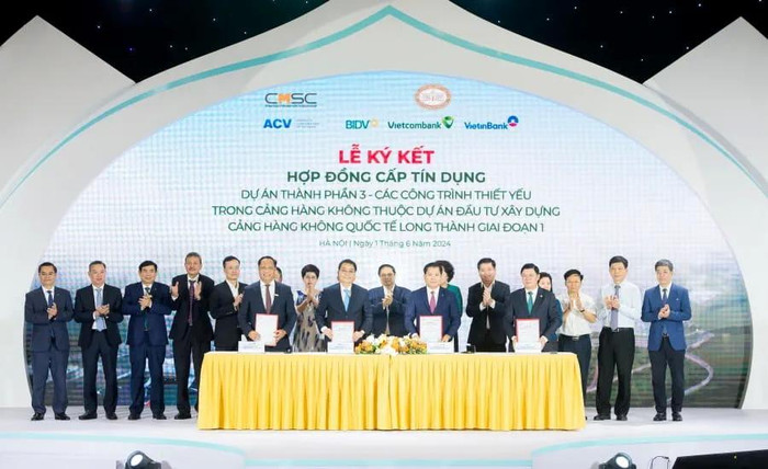 Đại diện lãnh đạo ACV cùng đại diện lãnh đạo các ngân hàng hợp vốn (Vietcombank, BIDV, Vietinbank) thực hiện nghi thức ký kết hợp đồng cấp tín dụng. Đại diện lãnh đạo ACV cùng đại diện lãnh đạo các ngân hàng hợp vốn (Vietcombank, BIDV, Vietinbank) thực hiện nghi thức ký kết hợp đồng cấp tín dụng.