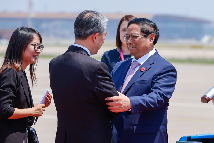 Đại sứ Trung Quốc tại Việt Nam Hùng Ba đón Thủ tướng Phạm Minh Chính tại sân bay. Ảnh: VGP/Nhật Bắc tt1.jpg
