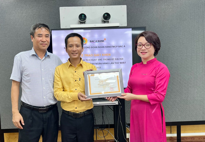 BAC A BANK luôn kịp thời khen thưởng cho cán bộ nhân viên có thành tích xuất sắc tạo động lực cho cán bộ nhân viên hăng say lao động, cống hiến. 4.3.jpg