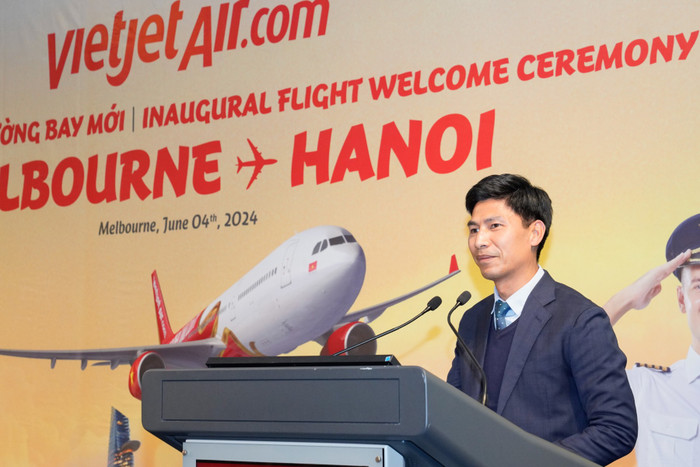 Phó Đại sứ Việt Nam tại Australia - Ông Nghiêm Xuân Hòa chúc mừng Vietjet khai trương đường bay Hà Nội - Melbourne. A2 (1).jpg