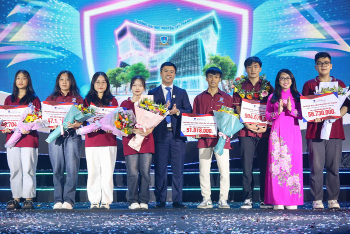 Thí sinh nên xác nhận nhập học sau khi có thông báo trúng tuyển, để nhận ngay những suất học bổng có giá trị mà Trường Đại học Nguyễn Tất Thành chỉ dành riêng cho những thí sinh nhập học sớm trước 15/9. Hình 4.jpg
