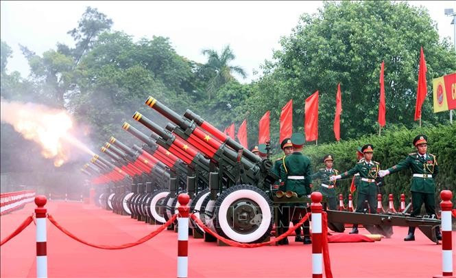 Nghi thức bắn 21 loạt đại bác chào mừng Tổng thống Liên bang Nga Vladimir Putin thăm cấp Nhà nước tới Việt Nam. Ảnh: An Đăng/TTXVN Nghi thức bắn 21 loạt đại bác chào mừng Tổng thống Liên bang Nga Vladimir Putin thăm cấp Nhà nước tới Việt Nam. Ảnh: An Đăng/TTXVN