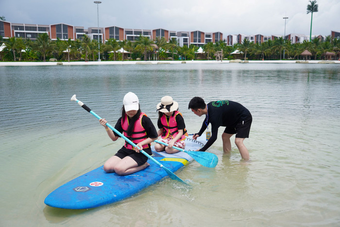 Dưới sự giám sát của chuyên gia, các em nhỏ được trải nghiệm hoạt động chèo SUP/Kayak thú vị. 240625_VHM_PR_CLB_ 3 5_Trai he Ocean Citty giai con khat thieu san choi o cho tre_A2.jpg