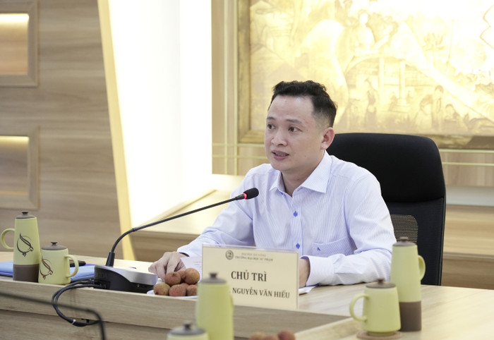 Phó Giáo sư, Tiến sĩ Nguyễn Văn Hiếu chủ trì tọa đàm. 15-6285.jpg