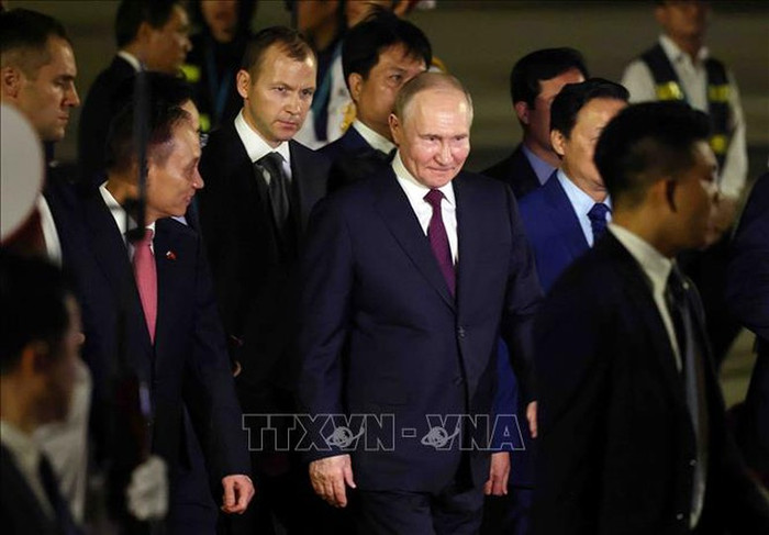 Tổng thống Liên bang Nga Vladimir Putin tại Sân bay quốc tế Nội Bài (Hà Nội). Tổng thống Liên bang Nga Vladimir Putin tại Sân bay quốc tế Nội Bài (Hà Nội).