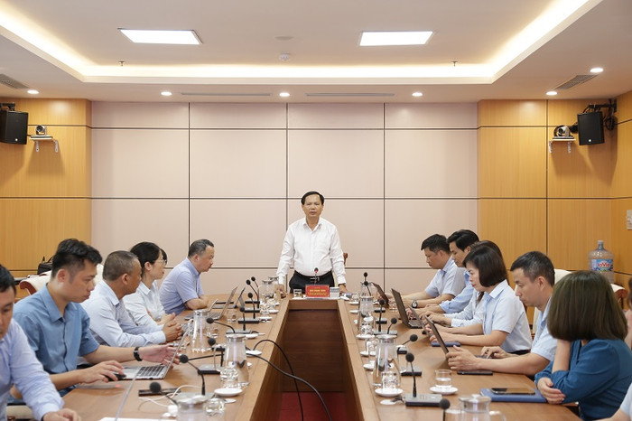 Phó Tổng Giám đốc Bảo hiểm xã hội Việt Nam Chu Mạnh Sinh làm việc với Trung tâm công nghệ thông tin của Bảo hiểm xã hội Việt Nam. anh3.jpg