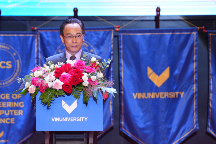 Thứ trưởng Bộ Giáo dục và Đào tạo Hoàng Minh Sơn phát biểu chào mừng Lễ tốt nghiệp đầu tiên của Trường Đại học VinUni. Thứ trưởng Bộ Giáo dục và Đào tạo Hoàng Minh Sơn phát biểu chào mừng Lễ tốt nghiệp đầu tiên của Trường Đại học VinUni.